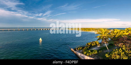 Ansicht des Overseas Highway aus historischen Eisenbahnbrücke im Bahia Honda State Park in den Florida Keys, USA. Stockfoto