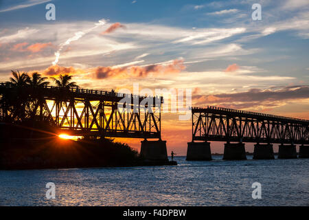 Blick auf den Sonnenuntergang der historischen Eisenbahnbrücke im Bahia Honda State Park in den Florida Keys, USA. Stockfoto