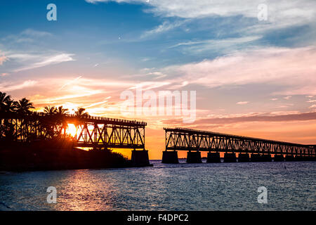 Blick auf den Sonnenuntergang der historischen Eisenbahnbrücke im Bahia Honda State Park in den Florida Keys, USA. Stockfoto