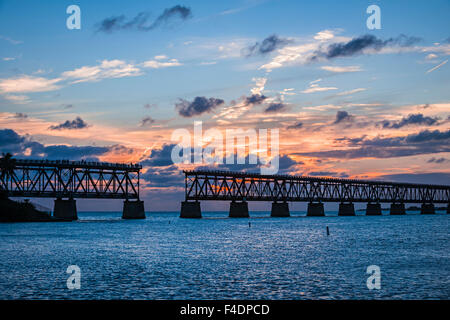 Blick auf den Sonnenuntergang der historischen Eisenbahnbrücke im Bahia Honda State Park in den Florida Keys, USA. Stockfoto