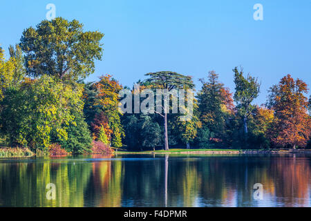 Herbstliche Aussicht auf den See auf dem Bowood Anwesen in Wiltshire. Stockfoto