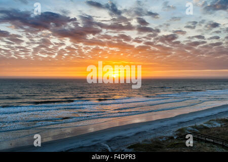 Sonnenaufgang über dem Atlantik mit dramatischer Himmel in Florida, Luftbild. Stockfoto