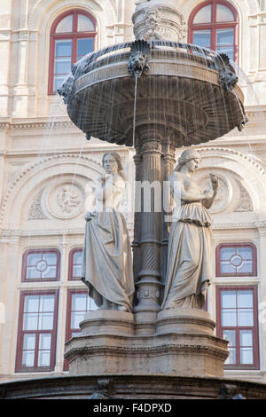 Brunnen außerhalb Staatsgebäude Oper, Wien, Österreich Stockfoto
