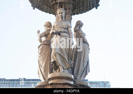 Brunnen außerhalb Staatsgebäude Oper, Wien, Österreich Stockfoto