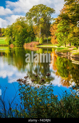 Herbstliche Aussicht auf den See auf dem Bowood Anwesen in Wiltshire. Stockfoto