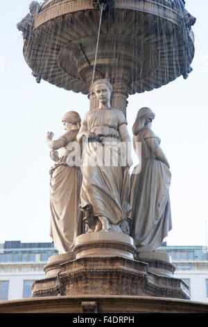 Brunnen außerhalb Staatsgebäude Oper, Wien, Österreich Stockfoto