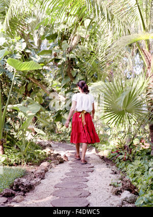 Ein Bediensteter Fuß einen Weg im Maroma Spa and Resort. Riviera Maya, Yucatan, Mexiko. Stockfoto