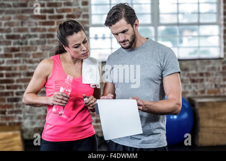 Fit Frau diskutieren mit personal trainer Stockfoto