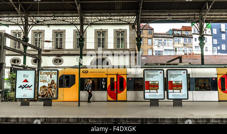 Ein Pendler Platinen einen Zug am Bahnhof Sao Bento. September 2015. Porto, Portugal. Stockfoto