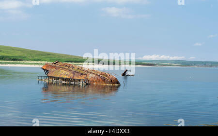 Churchill Barriers und Block Schiff stammt aus dem zweiten Weltkrieg. An dieser Stelle drangen U47 Scapa Flow, Orkney, Schottland. (Großformatige Größen erhältlich) Stockfoto