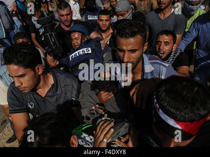 Erez, Gaza. 16. Oktober 2015. Palästinensischen evakuieren verwundete Fotograf, nachdem er bei Zusammenstößen in der Nähe Erez von israelischen Truppen erschossen worden war. Die Unruhen, die Jerusalem und dem besetzten Westjordanland, die schwersten in Jahren verschlungen hat hat das Leben von 34 Palästinenser und sieben Israelis gekostet. Die Spannung wurde teilweise ausgelöst durch Palästinenser Wut über das was sie sehen erhöhte jüdischen Eingriff in Jerusalem die al-Aqsa Moschee Verbindung, die auch von Juden als Standort der beiden zerstörten biblischen jüdischen Tempel verehrt wird. © Nidal Alwaheidi/Pacific Press/Alamy Live-Nachrichten Stockfoto