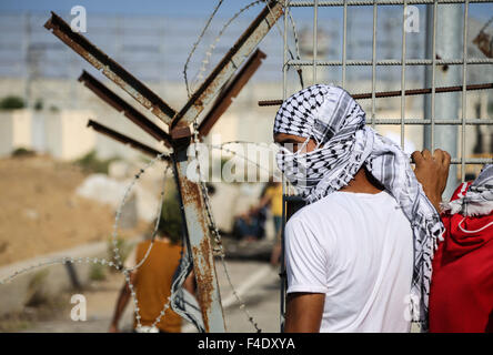 Erez, Gaza. 16. Oktober 2015. Maskierte palästinensische Demonstranten blicken auf bei Zusammenstößen mit israelischen Sicherheitskräften am Grenzübergang Checkpoint Erez im nördlichen Gazastreifen. Die Unruhen, die Jerusalem und dem besetzten Westjordanland, die schwersten in Jahren verschlungen hat hat das Leben von 35 Palästinenser und sieben Israelis gekostet. Die Spannung wurde teilweise durch Palästinenser Wut über das, was sie erhöhte jüdischen Eingriff in Jerusalem die al-Aqsa Moschee zusammengesetzte sehen ausgelöst. © Nidal Alwaheidi/Pacific Press/Alamy Live-Nachrichten Stockfoto