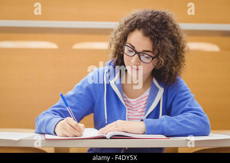 Fokussierte Student Notizen in Vortrag Stockfoto