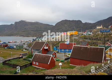 Grönland, Qeqqata Gemeinde Sisimiut (aka Holsteinsborg). Zweitgrößte Stadt in Grönland. Übersicht der Hafenbereich und Sisimiut Museum, eine Sammlung von historischen Gebäuden. (Großformatige Größen erhältlich). Stockfoto