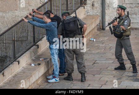 Jerusalem. 16. Oktober 2015. Am 16. Oktober 2015 sind Palästinenser von einem israelischen Grenze Polizisten in Damaskus-Tor in der Altstadt von Jerusalem, gefilzt. Fünf Palästinenser getötet am Freitag in den Auseinandersetzungen, die in das Westjordanland und den Gaza-Streifen zwischen Palästinensern und der israelischen Armee brach medizinische Quellen sagten. Palästinensischen Fraktionen forderte für einen Tag "Rage" und eine Eskalation der Proteste gegen die israelische Besatzung in das Westjordanland, Ost-Jerusalem und den Gaza-Streifen unter der Spannung, die die dritte Woche in Folge Eintritt. Bildnachweis: Li Rui/Xinhua/Alamy Live-Nachrichten Stockfoto