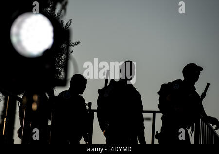 (151016)--JERUSALEM, 16. Oktober 2015 (Xinhua)--israelische Polizei und Grenzpolizei Silhouette gegen Sonnenuntergang am Damaskus-Tor in der Altstadt von Jerusalem, am 16. Oktober 2015. Fünf Palästinenser getötet am Freitag in den Auseinandersetzungen, die in das Westjordanland und den Gaza-Streifen zwischen Palästinensern und der israelischen Armee brach medizinische Quellen sagten. Palästinensischen Fraktionen forderte für einen Tag "Rage" und eine Eskalation der Proteste gegen die israelische Besatzung in das Westjordanland, Ost-Jerusalem und den Gaza-Streifen unter der Spannung, die die dritte Woche in Folge Eintritt. (Xinhua/Li Stockfoto