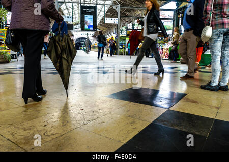 Transporter gehen hin und her am Portos berühmte Sao Bento Bahnhof. September 2015. Porto, Portugal. Stockfoto