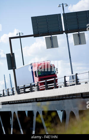 Verkehr auf Oresunds Brücke, Skane, Schweden. Stockfoto