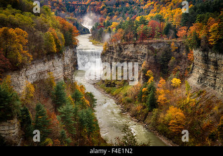 Herbstliche Aussicht auf nahen Wasserfälle mit Upper Falls im Hintergrund vom Inspiration Point, Letchworth State Park, Kastilien, New York, USA Stockfoto