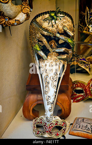 Venedig, Italien - Blick auf eine durchdachte Mann Maske im venezianischen Stil auf verkaufen bei einem Handwerker-Shop. Stockfoto