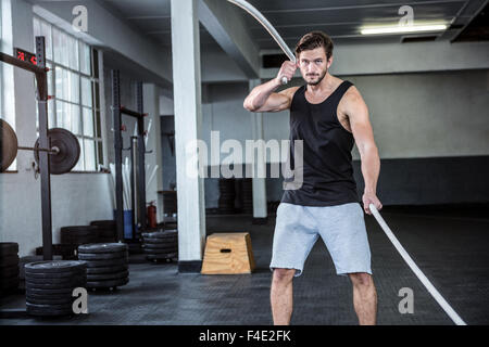 Passen Sie Mann mit Schlacht Seile Stockfoto