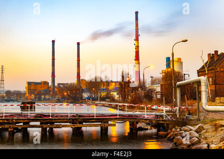 Industriegebiet - BHKW mit hohen Schornsteine in der Abenddämmerung. Stockfoto