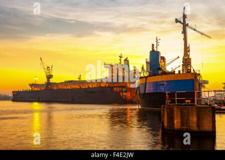 Werft im Morgenlicht auf Danzig. Stockfoto