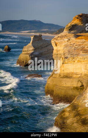 Felsformationen an der Küste am Cape Kiwanda, Oregon, USA Stockfoto