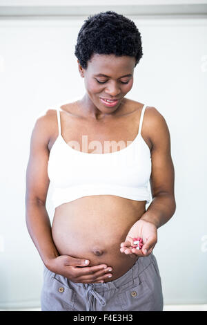 Schwangere Frau mit Pillen in Ihrer Hand Stockfoto