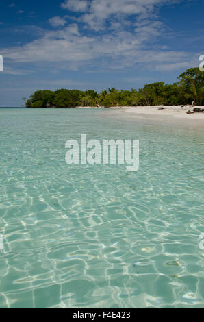 Belize, Toledo, die Cayes. Westen Schlange Caye liegt in Belize Coastal Zone. Menschen am Strand in der Ferne. Stockfoto