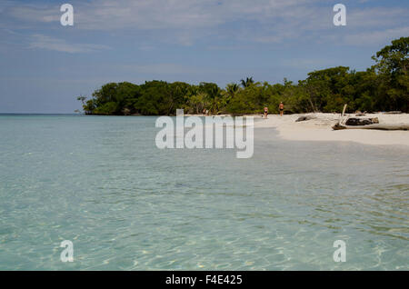 Belize, Toledo, die Cayes. Westen Schlange Caye liegt in Belize Coastal Zone. Menschen am Strand. Stockfoto