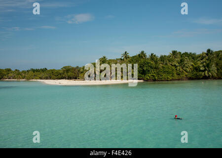 Belize, Toledo, die Cayes. Westen Schlange Caye liegt in Belize Coastal Zone. Person waten im Wasser (großformatige Größen erhältlich). Stockfoto