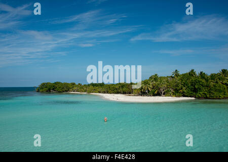 Belize, Toledo, die Cayes. Westen Schlange Caye liegt in Belize Coastal Zone. Person waten im Wasser (großformatige Größen erhältlich). Stockfoto