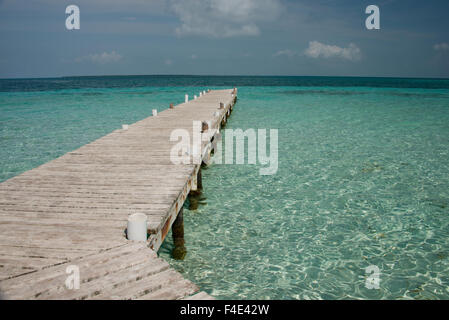 Belize. Goff Caye, eine beliebte Barrier Reef Island of nur der Küste von Belize City. Karibik-Insel Pier umgeben von klarem Wasser (großformatige Größen erhältlich). Stockfoto