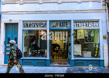 Mann geht vorbei an städtischen Skateshop in Porto. September 2015. Porto, Portugal. Stockfoto