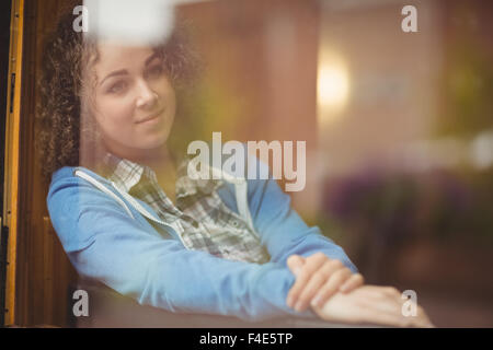 Hübsche Studentin am Fenster sitzen Stockfoto