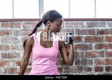 Fit Woman einige Übung sitzen auf einem Feld Stockfoto