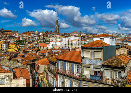 Blick auf das Meer von Dächern der Altstadt Portos. September 2015. Porto, Portugal. Stockfoto