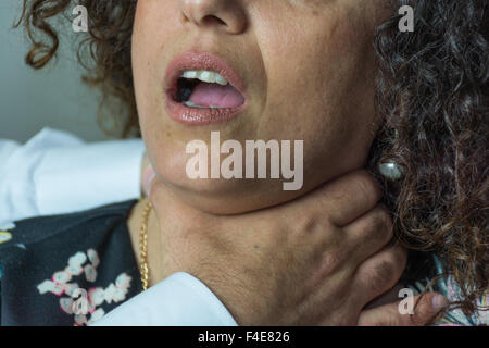 Häusliche Gewalt zwischen Mann und Frau, Mann und Frau, zwischen Liebenden, zwischen Bruder und Schwester. Colloe Hände zum Mund Stockfoto