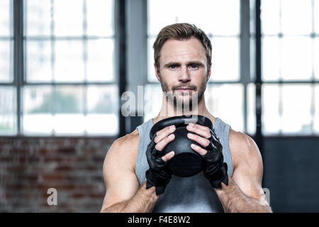 Passen Sie fokussiert Man heben eine kettlebell Stockfoto