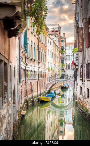 Wunderschönen engen Kanal mit seidigen Wasser in Venedig, Italien Stockfoto