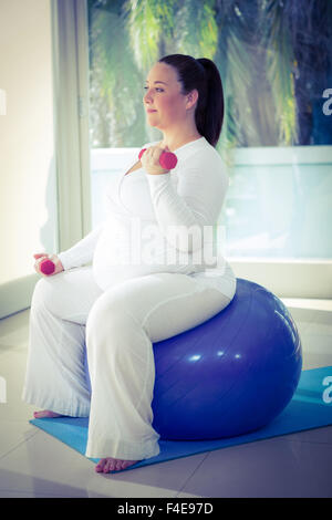 Schwangere Frau mit Ball trainieren Stockfoto