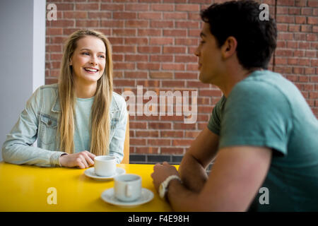 Studenten, die im Chat im café Stockfoto