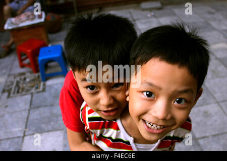 Jungs spielen auf den Straßen von Hanoi, Vietnam Stockfoto