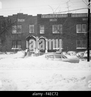 1950er Jahre Auto nach Blizzard mit Schnee bedeckt Stockfoto