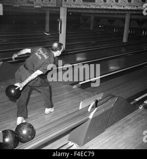 Mann mittleren Alters auf eine Bowlingbahn in einem Team-Uniform gekleidet bowling Stockfoto