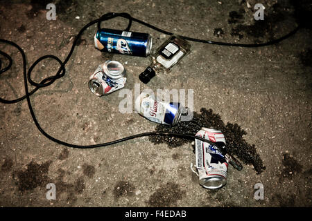 Zerkleinerte leer Bier Dosen auf Betonboden nach Keller für Punk Rock zeigen.   Lassen Sie uns vorgeben Records Band, Urlaub, Cincinnati, Ohio. Foto-Session nach Schau 700 South Lincoln Street, Bloomington, Indiana. 21. September 2012. Stockfoto