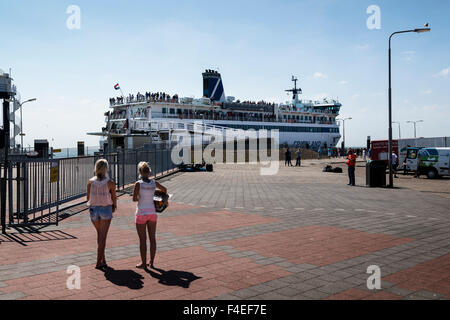 4. Juli 2014 neue Touristen von der Fähre Boot. Herberge und Campingplatz wirbt warten.  Aankomst van Nieuwe toeristen Stockfoto