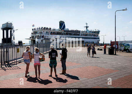 4. Juli 2014 neue Touristen von der Fähre Boot. Herberge und Campingplatz wirbt warten.  Aankomst van Nieuwe toeristen Stockfoto