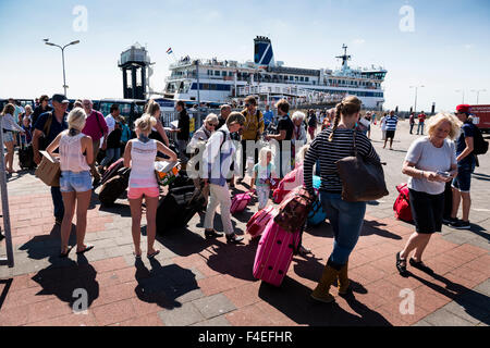 4. Juli 2014 neue Touristen von der Fähre Boot. Herberge und Campingplatz wirbt warten.  Aankomst van Nieuwe toeristen Stockfoto